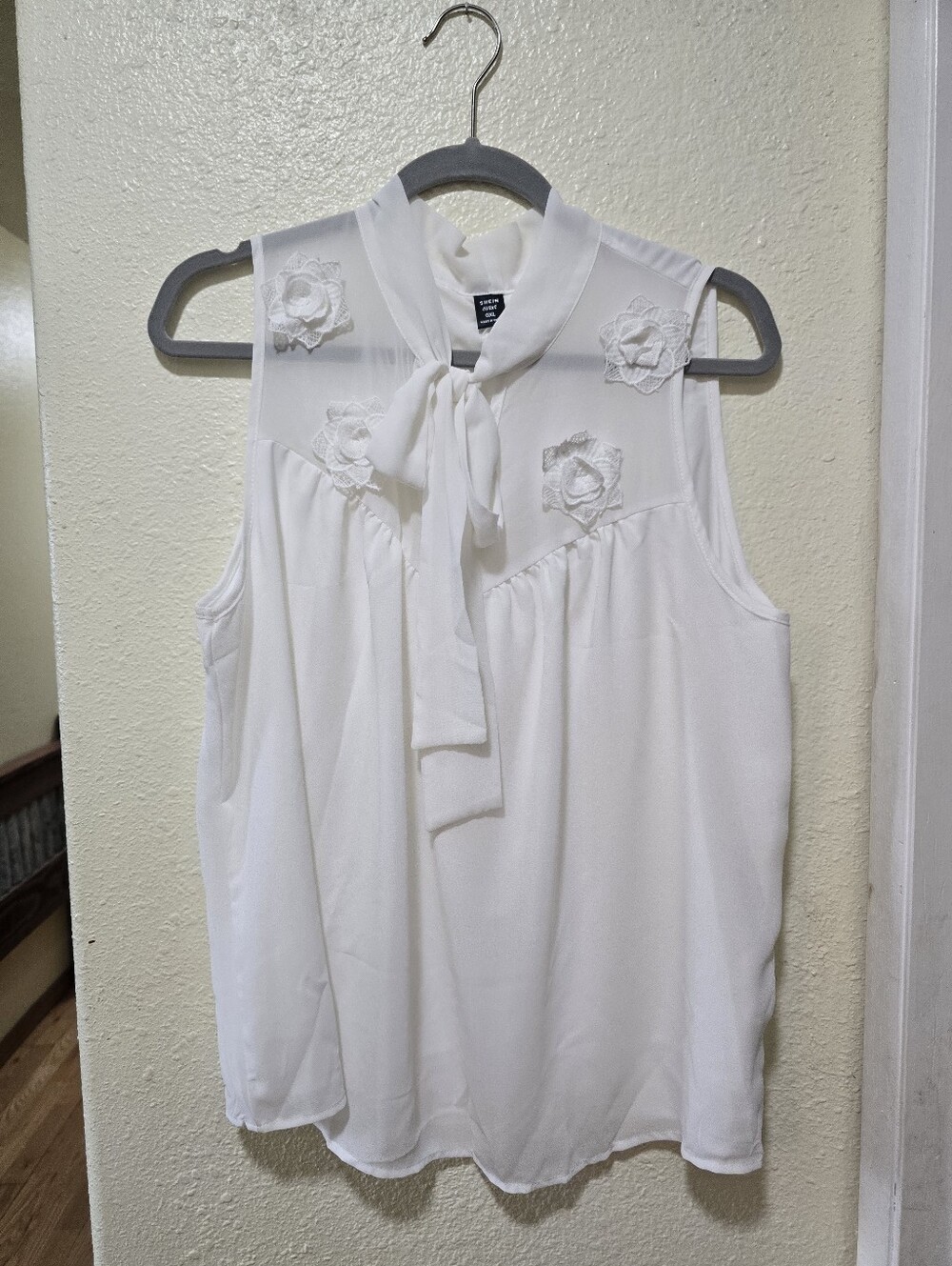 Sleeveless White Tie-Neck Floral Appliqué Blouse